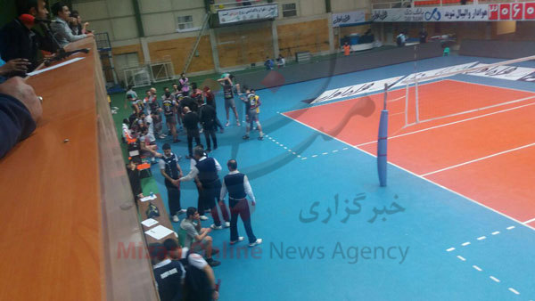 حضور هواداران کودک و نوجوان در جایگاه بانک سرمایه/ نبود ویدئوچک در سالن!