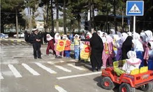 هنر به کمک ارتقای فرهنگ ترافیک مي آيد/ گروها هاي تئاتر در روزهاي پاياني سال به ترويج رفتار صحيح ترافيكي مي پردازند/اجراي كمپين از خودمان شروع كنيم بابيش از ٢٠٠ اجرا در ميادين و ايستگاه هاي مترو