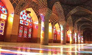 رها شدن انسان از زمین با ترکیب مینوی رنگ و نور در مساجد