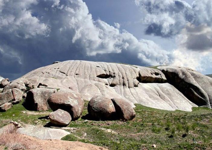 ایوان سنگی نیاق ایوان سنگی نیاق