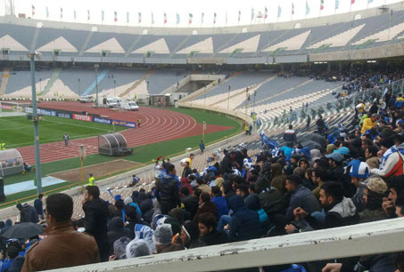 بارش باران در آزادی/ تشویق منصوریان و بازیکنان استقلال بارش باران در آزادی/ تشویق منصوریان و بازیکنان استقلال