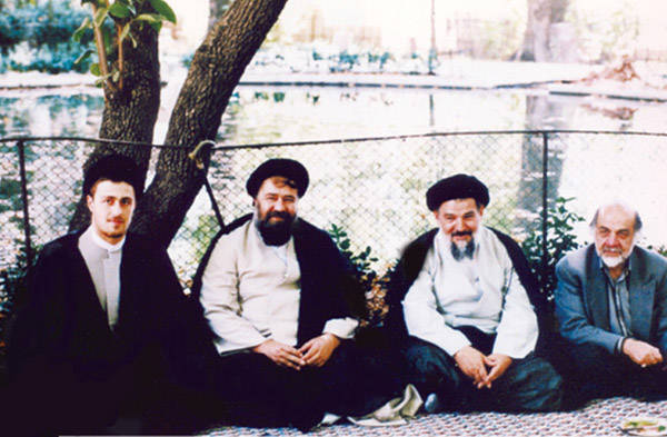 حاج احمدآقا؛ عزیزترین شخص نزد امام خمینی (ره)/ انتقاد یادگار امام از مسؤولینی که مشکلات مدیریتی خود را به گردن رژیم گذشته می انداختند/ چرا احمد آقا منتقد اصلی دولت سازندگی شدند؟