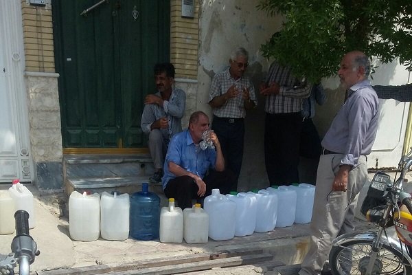 صف‌ طولانی برازجانی ها برای خرید آب +عکس