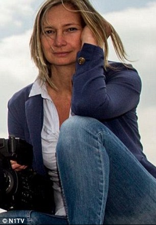 تصویربردار زنی به پناهجویان لگد می‌زد + عکس