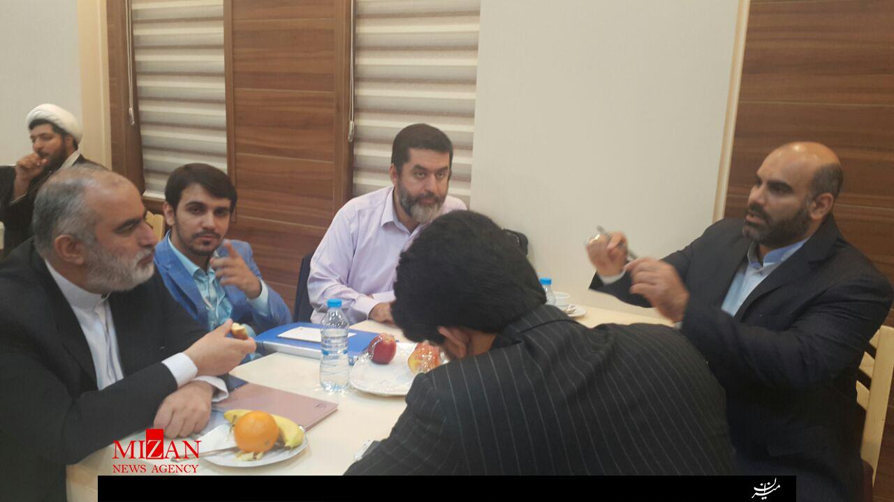 نمايندگان كانديداها در حال گفت‌وگو در پشت صحنه مناظره دوم + عکس