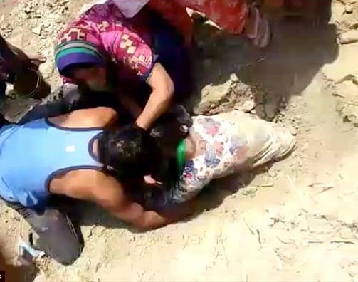 زنده بیرون آوردن یک دختر جوان از قبر زنده بیرون آوردن یک دختر جوان از قبر