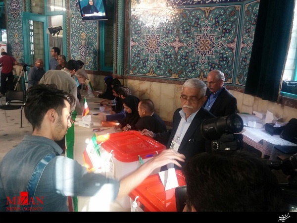 اولین رای در حسینیه ارشاد به صندوق انداخته شد