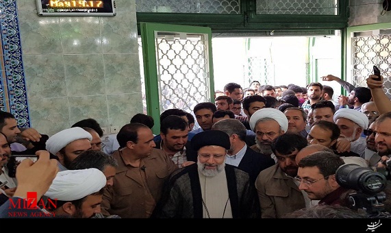 حضور رئیسی در شعبه اخذ رای مسجد ارشاد شهر ری حضور رئیسی در شعبه اخذ رای مسجد ارشاد شهر ری
