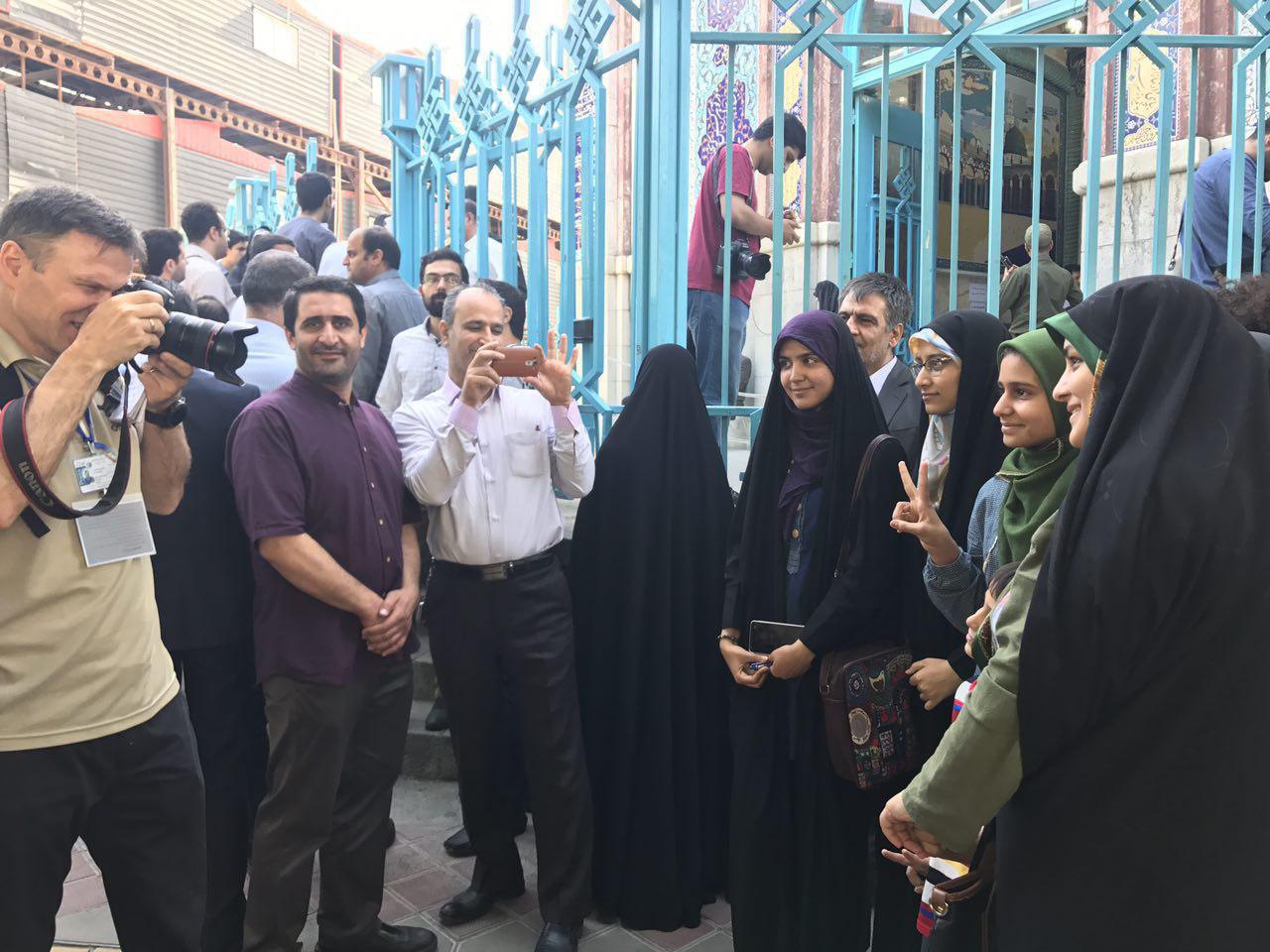 ثبت تصاوير انتخابات ايران از سوی عكاسان خارجی/ از حضور رای اولی ها تا سالمندان در صف رای‌گیری