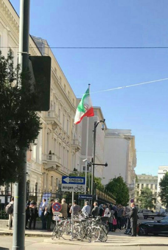 صف طولانی اخذ رای در مقابل سفارت ایران در وین+عکس