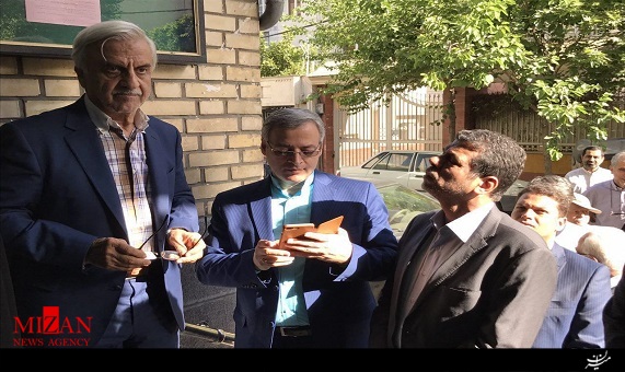 حضور هاشمیطبا در حوزه اخذ رای حضور هاشمیطبا در حوزه اخذ رای