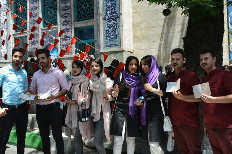 دوقلوها در صف رای‌دهندگان+عکس