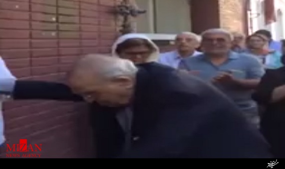 حضور پیرمرد ١٠٥ ساله در انتخابات حضور پیرمرد ١٠٥ ساله در انتخابات