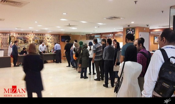 حضور پرشور ایرانیان مقیم خارج از کشور در پای صندوقهای رای حضور پرشور ایرانیان مقیم خارج از کشور در پای صندوقهای رای