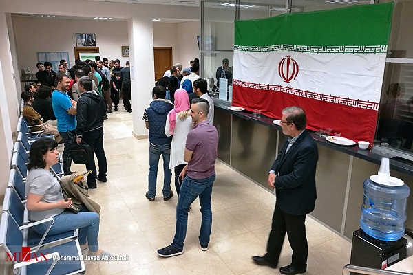 رای دهندگان انتخابات 96 در خارج از کشور + عکس رای دهندگان انتخابات 96 در خارج از کشور + عکس