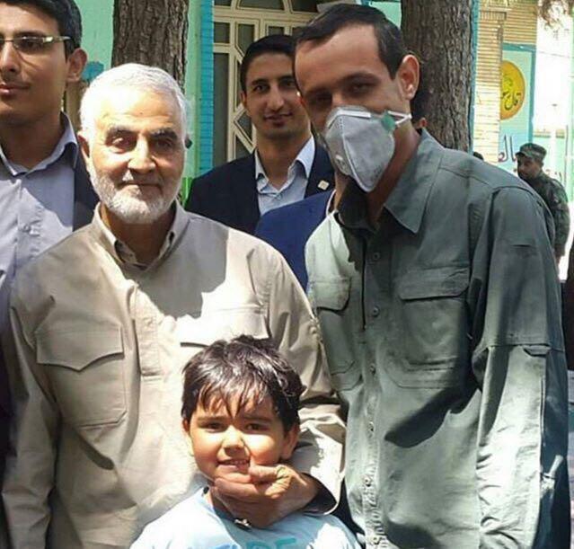 حضورسرلشگر قاسم سلیمانی به همراه جانباز مدافع حرم سید حسن موسوی نژاد در انتخابات