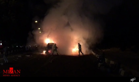 آتشسوزی شدید ۲ خودرو در تصادف زیر پل صنایعهوایی آتشسوزی شدید ۲ خودرو در تصادف زیر پل صنایعهوایی