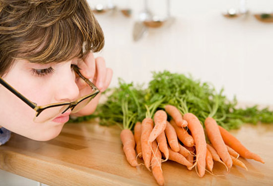 چگونه مانع ضعیف شدن چشم هایمان شویم؟