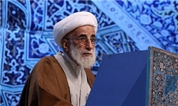 آیت‌الله جنتی بر پیکر مرحوم آیت‌الله خزعلی نماز می‌خواند