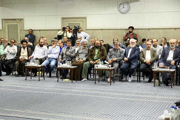 حاشیه‌های یک دیدار رمضانی/ از کنایه مودب تا گرفتن اشک و احسنت‌ها/ «رقص شمشیر» هجو نشود حیف است + تصاویر
