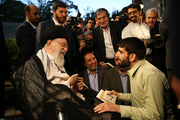 حاشیه‌های یک دیدار رمضانی/ از کنایه مودب تا گرفتن اشک و احسنت‌ها/ «رقص شمشیر» هجو نشود حیف است