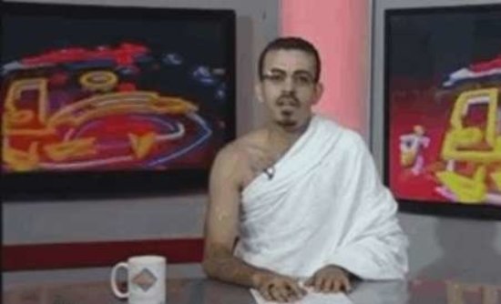 اعتراض مجری تلویزیون به عربستان با پوشیدن لباس احرام + عکس
