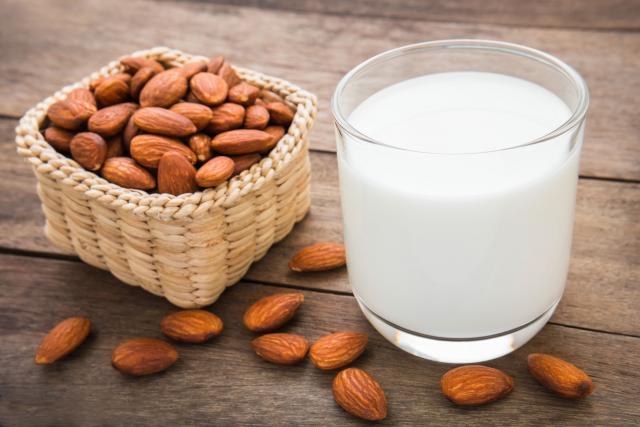 بهترین لبنیات برای سالمندان کدام است؟ / معجزه ۳۰ روز آب نوشیدن/ نوشیدنی تابستانی که شکم را کوچک می‌کند