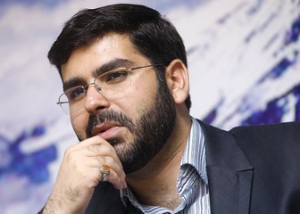 مجری معروف برنامه‌های سیاسی در کنار دخترانش +عکس