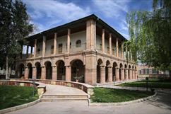 آشنایی کوتاهی با برخی از باغ ها و عمارت های تاریخی ایران آشنایی کوتاهی با برخی از باغ ها و عمارت های تاریخی ایران