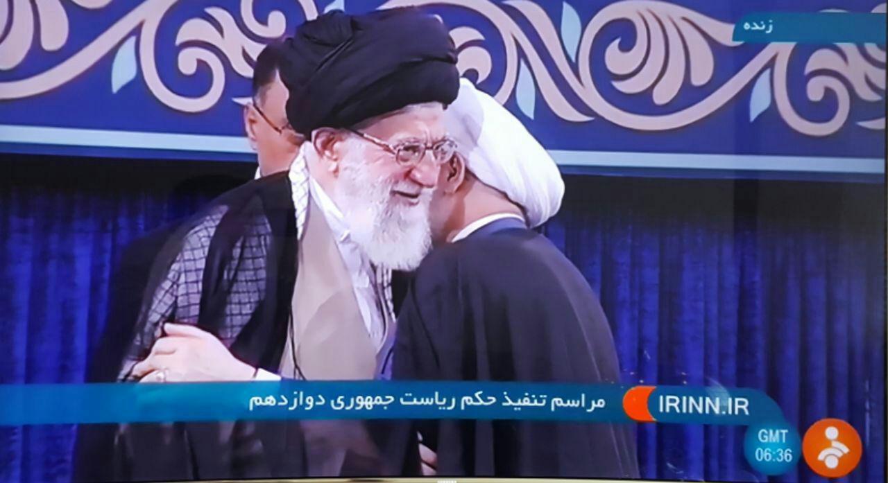 لحظه دریافت حکم ریاست جمهوری دوازدهم توسط دکتر حسن روحانی+عکس