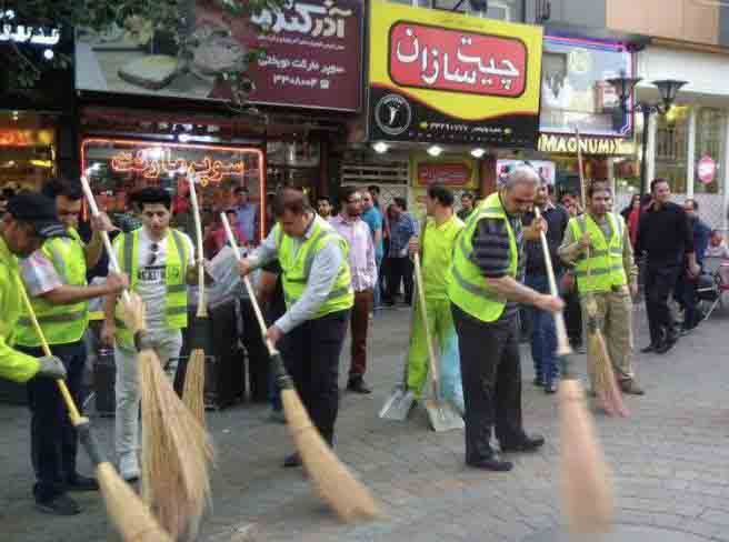 گزارشگر معروف فوتبال جارو به دست در خیایان +عکس گزارشگر معروف فوتبال جارو به دست در خیایان +عکس