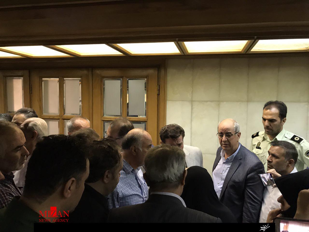 تلاش چند مرد خشمگین برای ورود به صحن شورای شهر/ ماموران پلیس مانع شدند