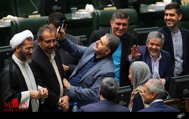 شوخی با رأی ملت توجیهی ندارد/آوازه عکس سلفی نمایندگان، جهانی شد