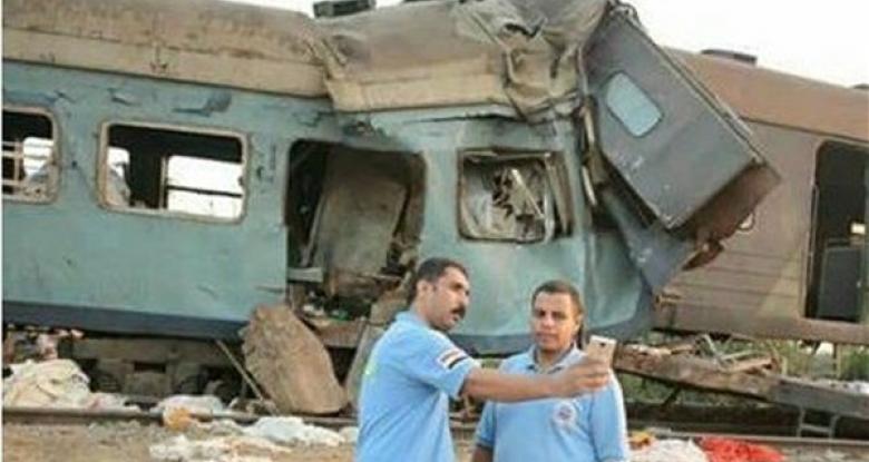 عکس سلفی امدادگران مصری جنجال برانگیز شد عکس سلفی امدادگران مصری جنجال برانگیز شد