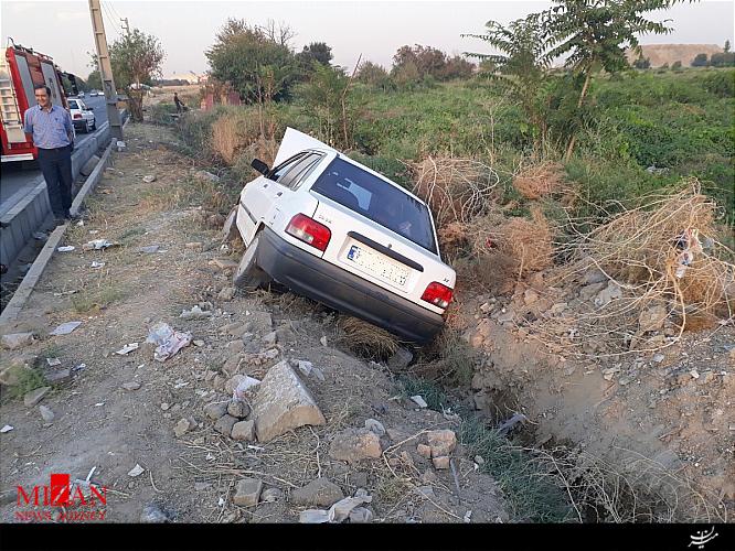 پراید در آزادگان نیمه واژگون شد