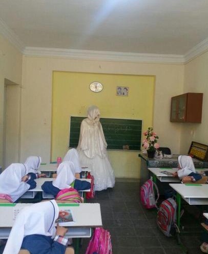 عکس/ معلم همدانی با لباس عروس به مدرسه رفت
