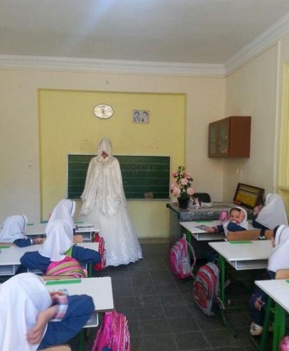 عکس/ معلم همدانی با لباس عروس به مدرسه رفت