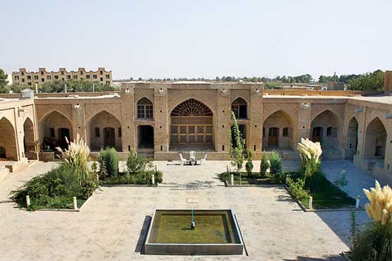 اهمیت تاریخی رباط کریم/ عمارت باغ امیر سمنان/ پایتخت لواشک ایران/ آرامگاه سلطان عطابخش/ قهرج قدیمی ترین مسجد ایران