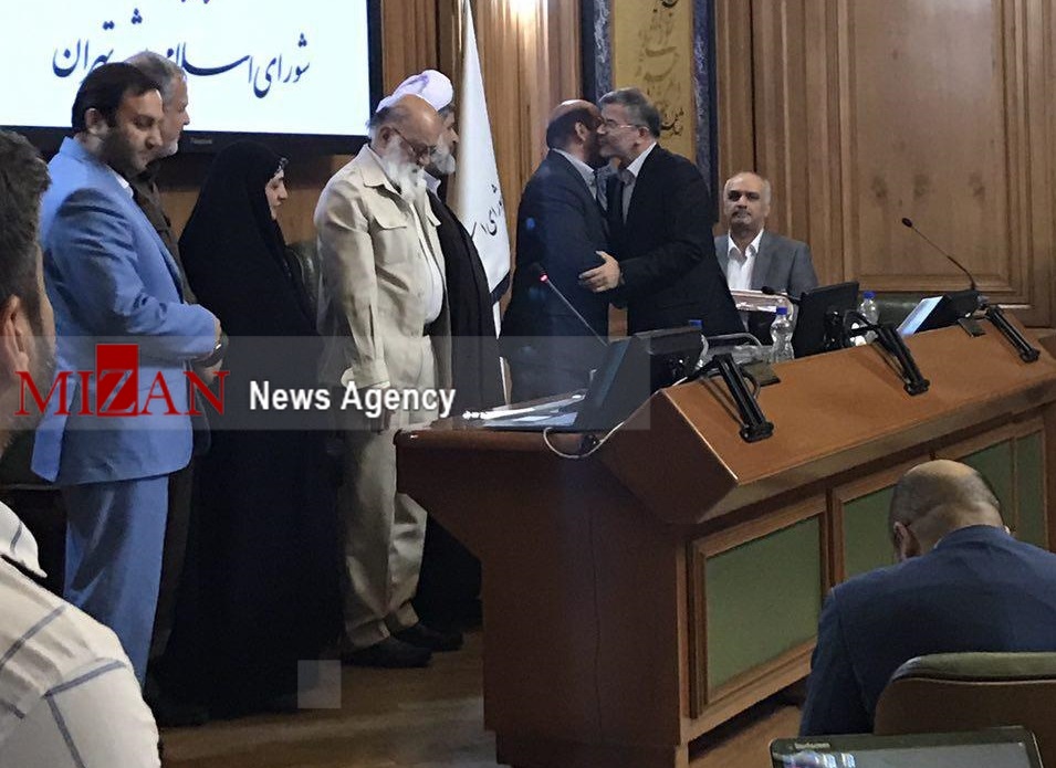 تحویل سند هزار صفحه ای تحول در شهر به چمران/ تقدیر از قالیباف و معاونانش