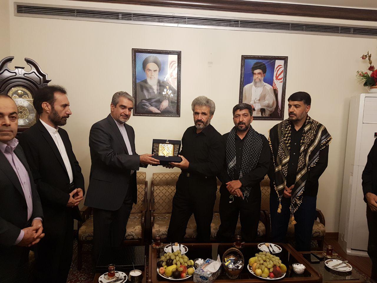 دیدار خانواده شهید حججی باسفیر ایران در سوریه+ عکس دیدار خانواده شهید حججی باسفیر ایران در سوریه+ عکس