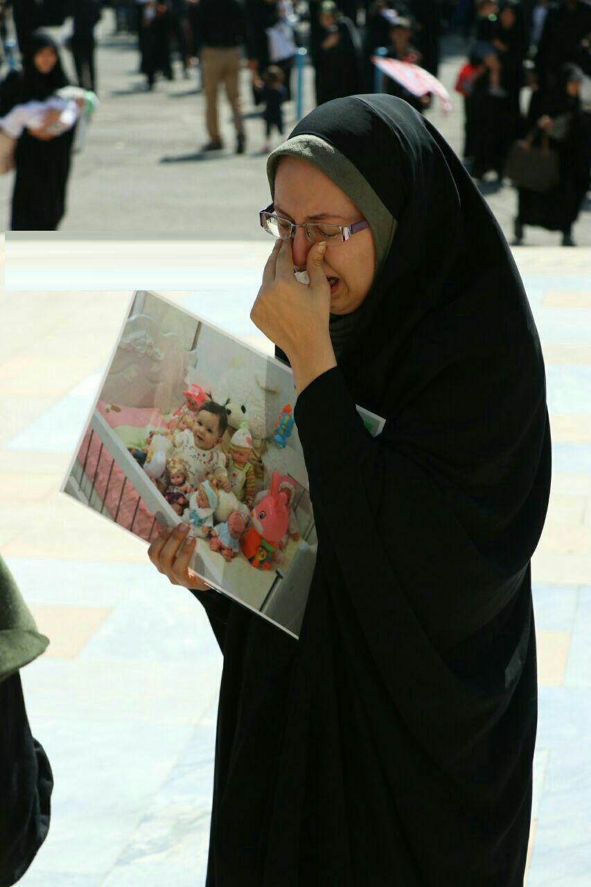 گریههای مادر «بنیتا» در مراسم شیرخوارگان حسینی (ع) +عکس گریههای مادر «بنیتا» در مراسم شیرخوارگان حسینی (ع) +عکس