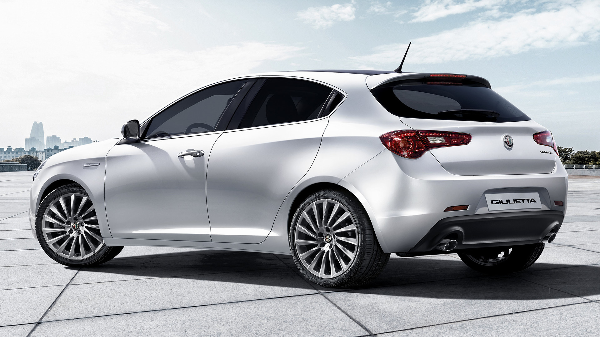 همه چیز درباره Alfa Romeo Giulietta؛ یک خودروی متفاوت ایتالیایی ! +تصاویر همه چیز درباره Alfa Romeo Giulietta؛ یک خودروی متفاوت ایتالیایی ! +تصاویر