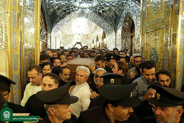 طواف پیکر شهید حججی در روضه منوره رضوی طواف پیکر شهید حججی در روضه منوره رضوی