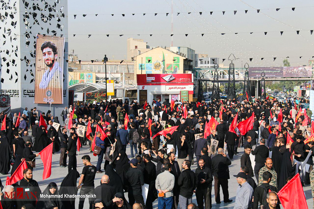 آغاز مراسم تشییع یک قهرمان/ بوسه رهبر انقلاب بر تابوت شهید حججی آغاز مراسم تشییع یک قهرمان/ بوسه رهبر انقلاب بر تابوت شهید حججی