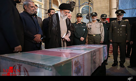 فیلم حضور رهبر انقلاب در کنار پیکر مطهر شهید حججی