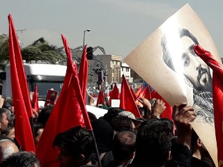 مراسم تشییع یک قهرمان/ بدرقه از میدان امام حسین(ع) تا میدان شهدا/ بوسه رهبر انقلاب بر تابوت شهید حججی + تصاویر و فیلم