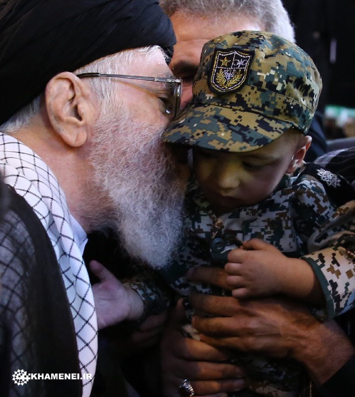 مراسم تشییع یک قهرمان/ بدرقه از میدان امام حسین(ع) تا میدان شهدا/ بوسه رهبر انقلاب بر تابوت شهید حججی + تصاویر و فیلم