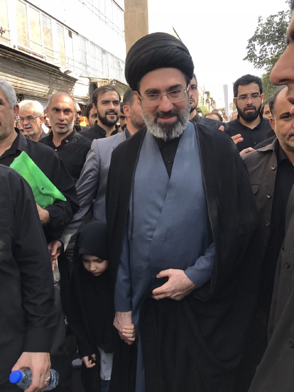 مراسم تشییع یک قهرمان/ بدرقه از میدان امام حسین(ع) تا میدان شهدا/ بوسه رهبر انقلاب بر تابوت شهید حججی + تصاویر و فیلم