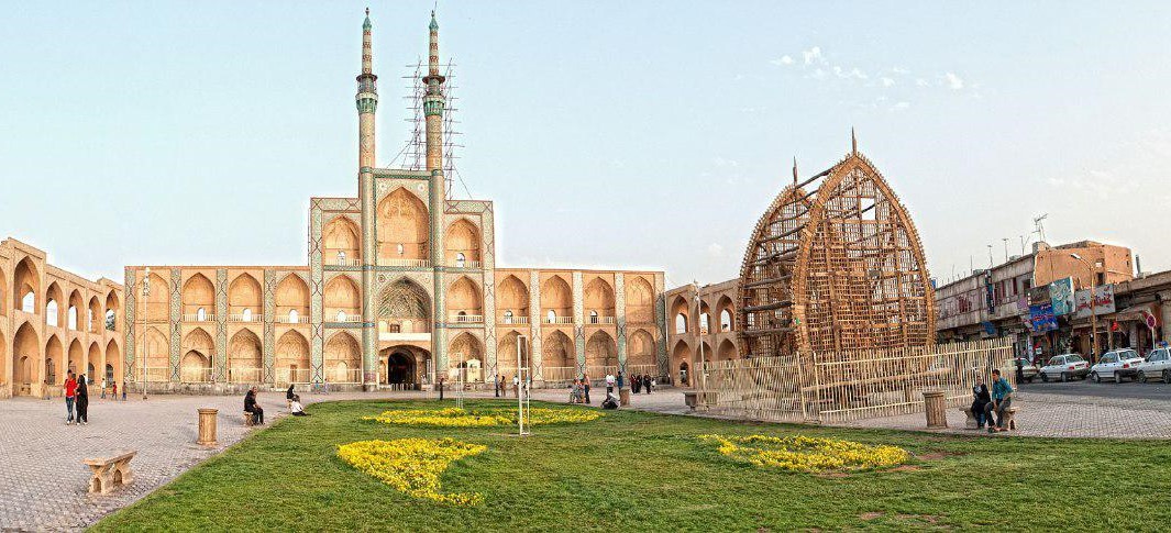 نخل بزرگ امیرچخماق یزد پس از هفتاد سال بهحرکت درمیآید نخل بزرگ امیرچخماق یزد پس از هفتاد سال بهحرکت درمیآید