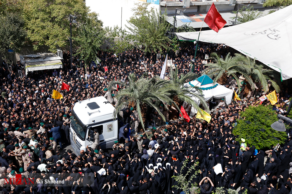 مراسم تشییع یک قهرمان/ بدرقه از میدان امام حسین(ع) تا میدان شهدا/ بوسه رهبر انقلاب بر تابوت شهید حججی + تصاویر و فیلم مراسم تشییع یک قهرمان/ بدرقه از میدان امام حسین(ع) تا میدان شهدا/ بوسه رهبر انقلاب بر تابوت شهید حججی + تصاویر و فیلم